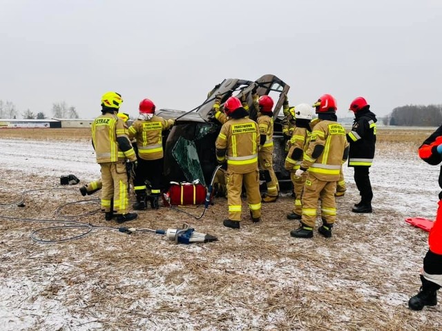 Wypadek na DK 65 w Dobrzyniewie Dużym. Jedna osoba ranna po dachowaniu