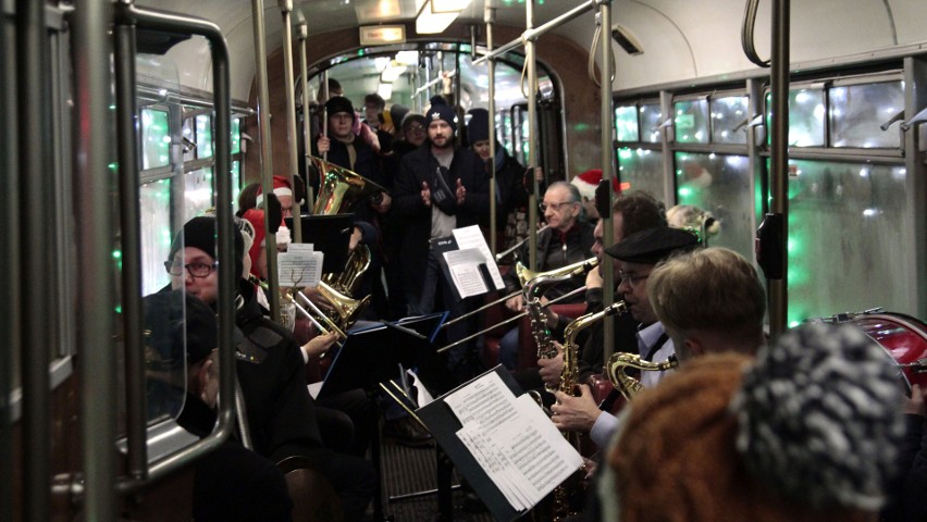 Koncert Grudziądzkiej Orkiestry Dętej w tramwaju linii nr 2