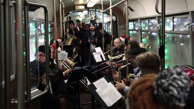 Koncert Grudziądzkiej Orkiestry Dętej w tramwaju linii nr 2