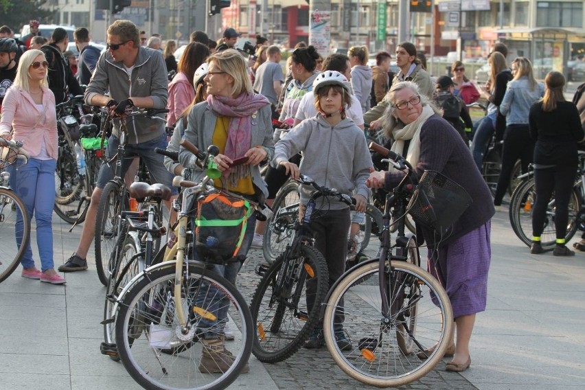 Masa Krytyczna na ulicach Wrocławia. Jechało w niej 400 rowerzystów (ZDJĘCIA)