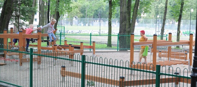 Z placu zabaw w parku Leśniczówka już korzystają dzieci.