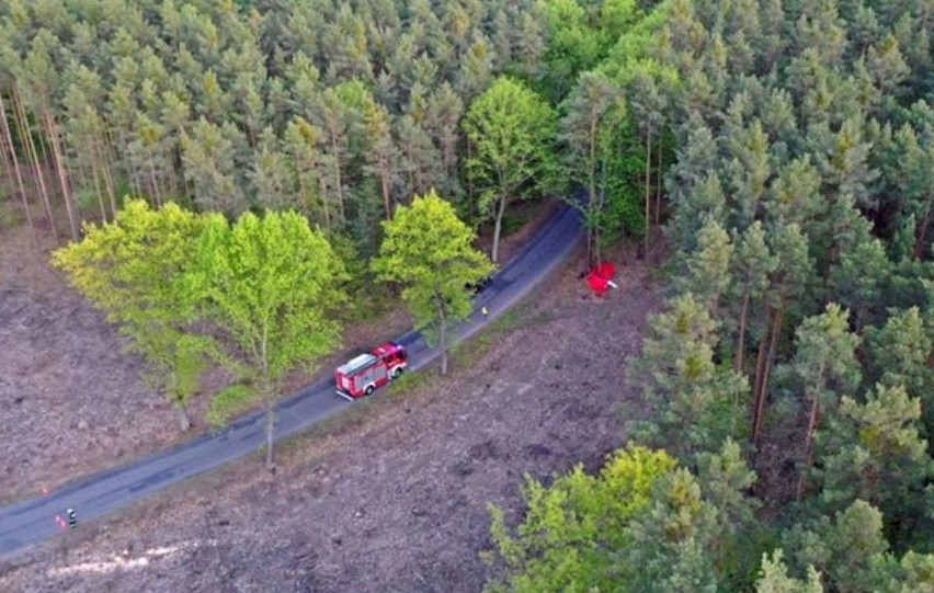 Motocyklista uderzył w drzeow