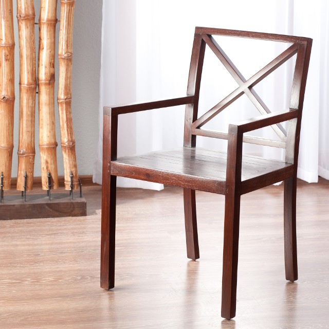 Krzesło drewnianeKrzesła wykonane są z różnych materiałów i w różnych stylach, a co za tym idzie - różnią się od siebie kształtem.