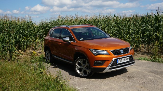 Seat Ateca Crossover Seata charakteryzuje się typowo volkswagenowskim wyglądem. Jego wymiary to 4363 mm długości, 1841 mm szerokości i 1611 mm wysokości, co jest całkiem przyzwoitym wynikiem jak na auto segmentu C, jest jednak o tych kilka milimetrów mniejszy niż np. Renault Kadjar (odpowiednio 4449/2058/1613 mm).Fot. Konrad Grobel