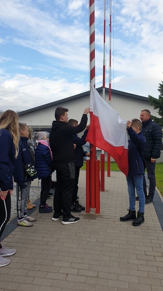 Młodzi druhowie z Ochotniczej Straży Pożarnej w Skaryszewie też świętowali Dzień Niepodległości