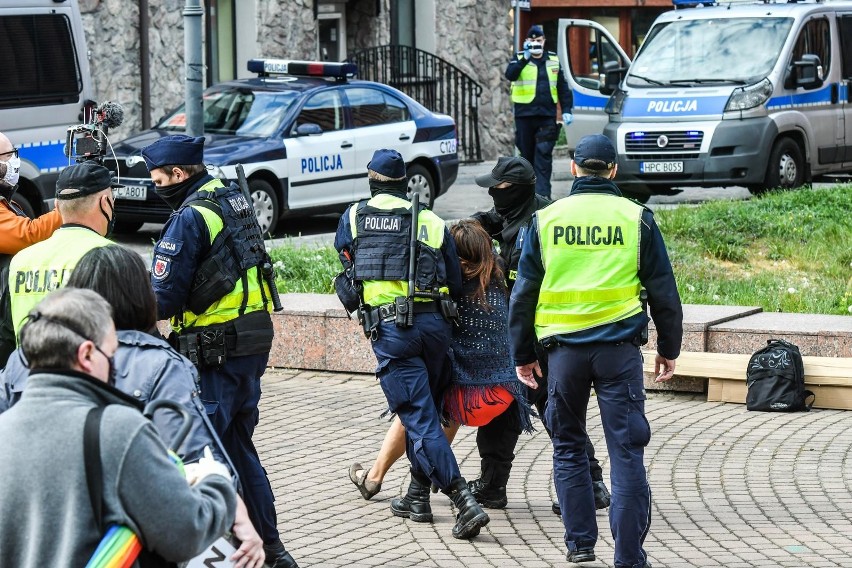 Uczestnicy spaceru spisani przez policję mają być wezwani do...