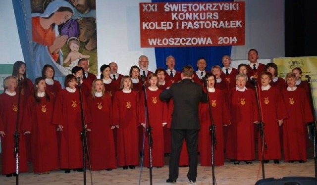 Chór &#8222;Cantate Domino&#8221; podczas występu we Włoszczowie.