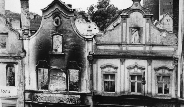 Wypalone kamienice w Rynku w 1945 roku. To był ostatni okres, kiedy w Opolu płonęło wiele budynków