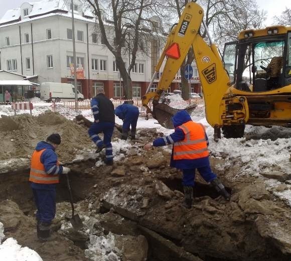 Pracownicy ZWiK cały czas próbują usunąć awarię.