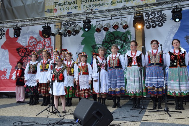 W niedzielę w Amfiteatrze w Szczekocinach odbył się Festiwal Folkloru i Rękodzieła w Szczekocinach. To jeden z punktów tegorocznych Dni Szczekocin. Wydarzenie odbywało się w amfiteatrze, który znajduje się przy kompleksie pałacowo-parkowym. W ramach festiwalu odbył się XIX Regionalny Przegląd Zespołów Ludowych, Kapel oraz Śpiewaków. Udział w nim biorą nie tylko wykonawcy ze Szczekociny, ale również z sąsiednich gmin oraz powiatów. Każdy z nich musiał zaprezentować na scenie dwa utwory lub zmieścić się ze swoim występem w czasie 10 minut. Mieszkańcy, którzy przybyli na wydarzenie mogli nie tylko wysłuchać ludowych utworów, ale również obejrzeć rękodzieło