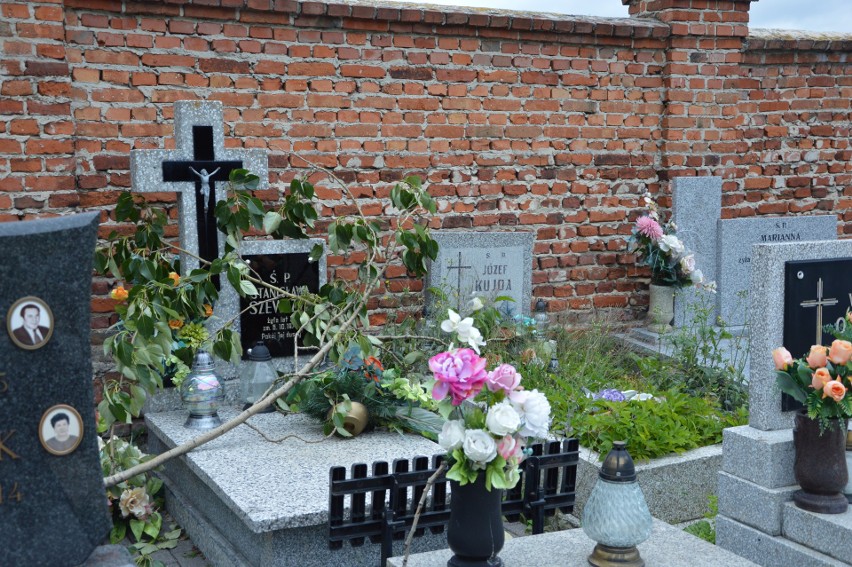 Nawałnice nad województwem łódzkim. Zniszczenia na cmentarzu parafialnym w Tomaszowie ZDJĘCIA