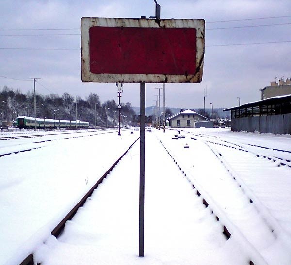 Opustoszała stacja w Zagórzu. Ten znak to kolejowy odpowiednik stopu, który stawia się na torach w wyjątkowych sytuacjach.