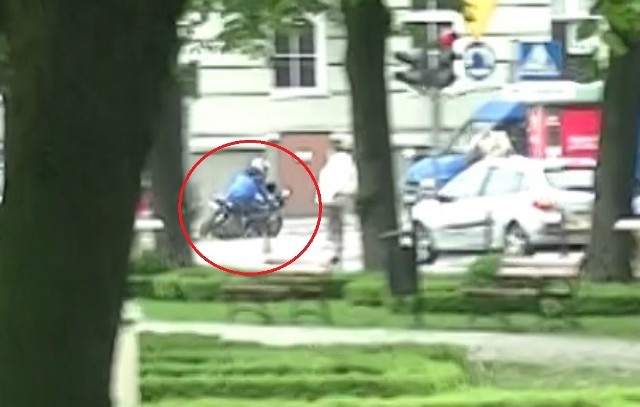 Motocyklista uciekał ulicą Sienkiewicza w kierunku ulicy Mostnika.