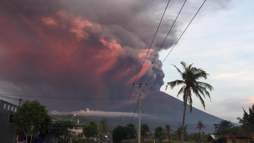 Erupcja wulkanu Agung na Bali. Mnóstwo lotów odwołanych [zdjęcia, wideo]