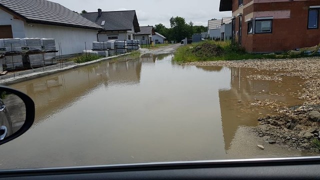 Zalane ulice na osiedlu Borowiec w Zaborzu