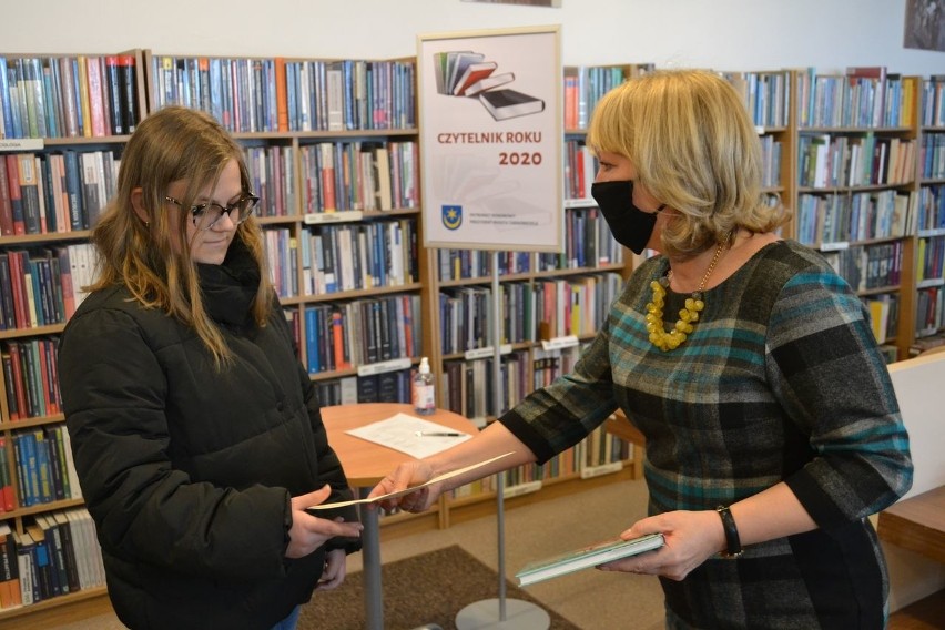 Tarnobrzeg. Biblioteka nagrodziła Czytelników Roku 2020. Kto przeczytał najwięcej książek?