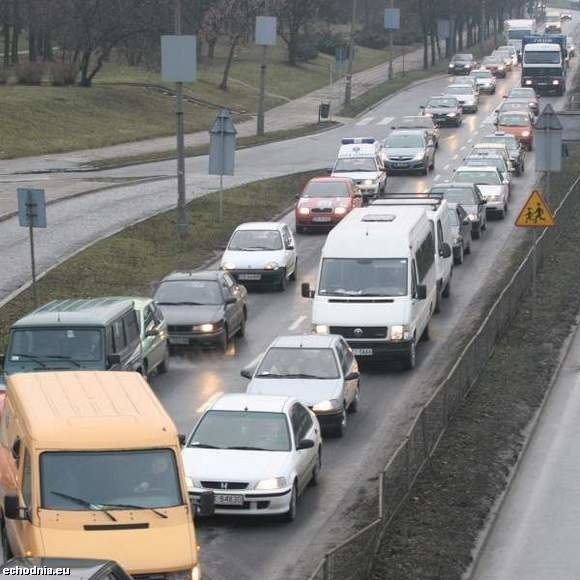 Radni przegłosowali podwyżkę cen biletów za przejazd miejskim autobusem, wiele osób może przesiąśc się w połowę tańsze busy.