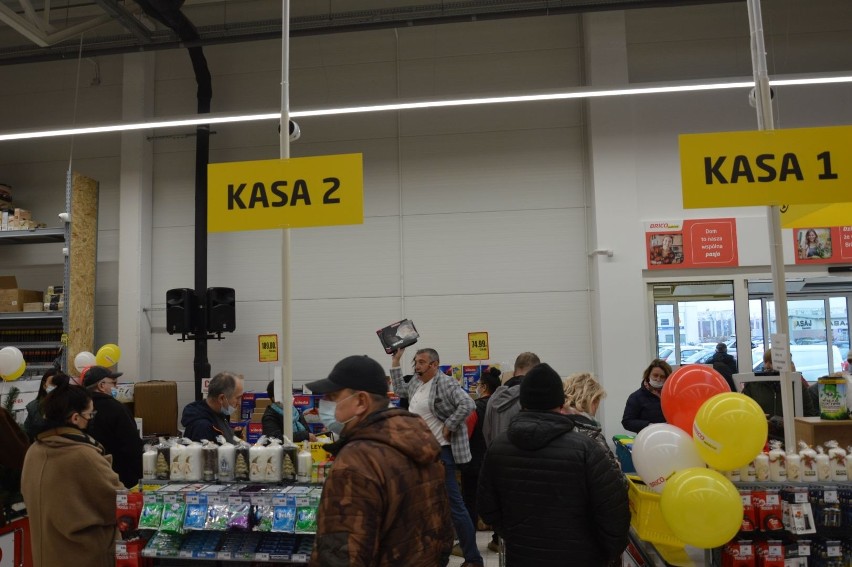 Supermarket budowlany Bricomarché w Ostrowcu już otwarty. Są promocje i mnóstwo klientów (ZDJĘCIA)