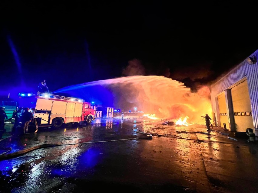 Potężny pożar na terenie sortowni śmieci w Promniku. Zdjęcia i filmy strażaków ochotników
