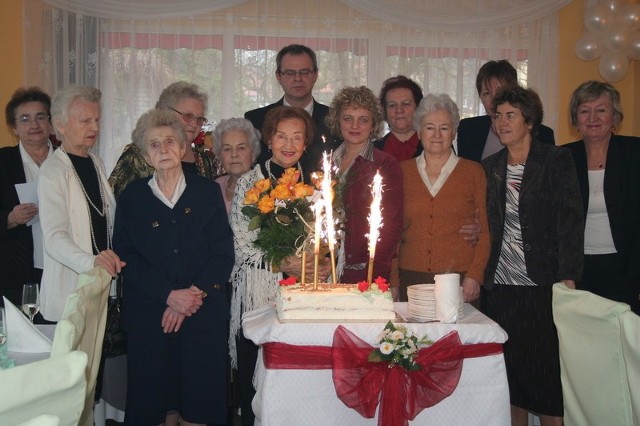 Janina Krajewska (z różami) milo spędziła 90-te urodziny w nauczycielskim gronie