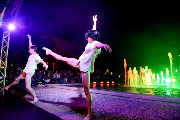 Tancerze, lasery i pokaz świateł przy fontannie na Placu Bohaterów w Zielonej Górze (zdjęcia)