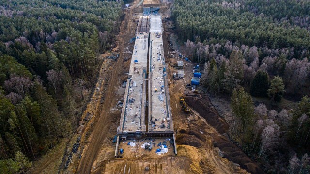 W naszym regionie trwają intensywne prace przy budowie drogi ekspresowej S11 na odcinku z Koszalina do Bobolic.Zobacz zdjęcia >>>