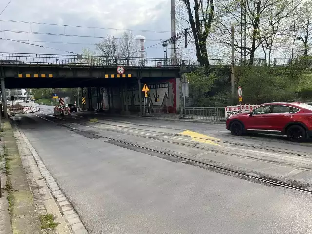 Wzdłuż drogi jest m.in. funkcjonujący do dzisiaj zakład karny, wiadukt należący do PKP czy nowoczesny budynek ZUS. Ze względu na potrzebną liczbę zgód i uzgodnień, projektowanie przebudowy ul. Reymonta może nie być łatwym zadaniem.