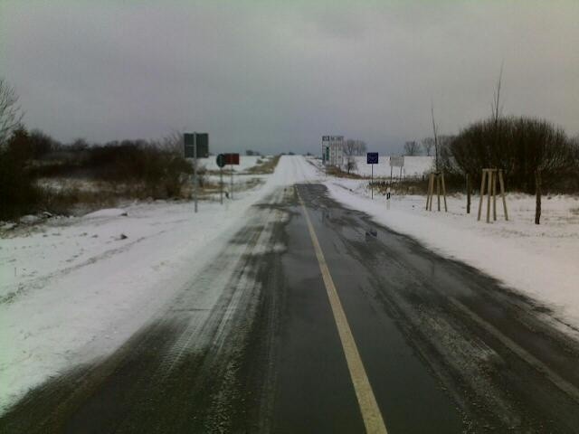 Odśnieżona droga po niemieckiej stronie. W oddali widać linię granicy i... zaśnieżoną drogę.