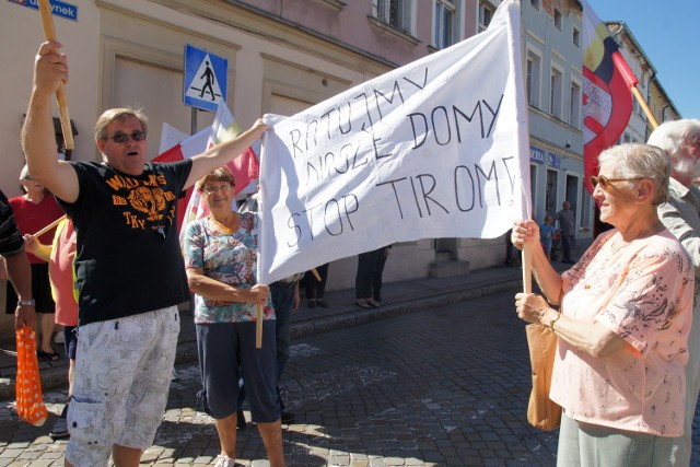 Eliza Gniewek-JuszczakW kamienicach w centrum Nowego Miasteczka pękają ściany, sypią się sufity. Mieszkańcy mają dość i w piątek, 26 sierpnia, wyszli na ulicę blokować przejazd tirom.Kilkudziesięciu mieszkańców przez dwie godziny blokowało ulicę w centrum Nowego Miasteczka, protestując przeciwko jeżdżącym tędy ciężarówkom. O to, by nie doszło do niebezpiecznych sytuacji, dbali policjanci. Co kilkanaście minut protestujący schodzili z przejścia dla pieszych, by przepuścić samochody.Henryk Dudek przyznaje, że ulicami Głogowską, Kolejową i przez rynek nawet rowerem trudno przejechać. - Kamienice się sypią. To jest katastrofa – podkreśla. Każda kamienica w centrum ma wyraźne ślady pęknięć. Mieszkańcy opowiadają o tynku spadającym z sufitów, dziurach w ścianach, hałasie, który towarzyszy im od rana do nocy.Zobacz też:  Nawałnica połamała rusztowania na budowie S3 koło Nowego Miasteczka [ZDJĘCIA]