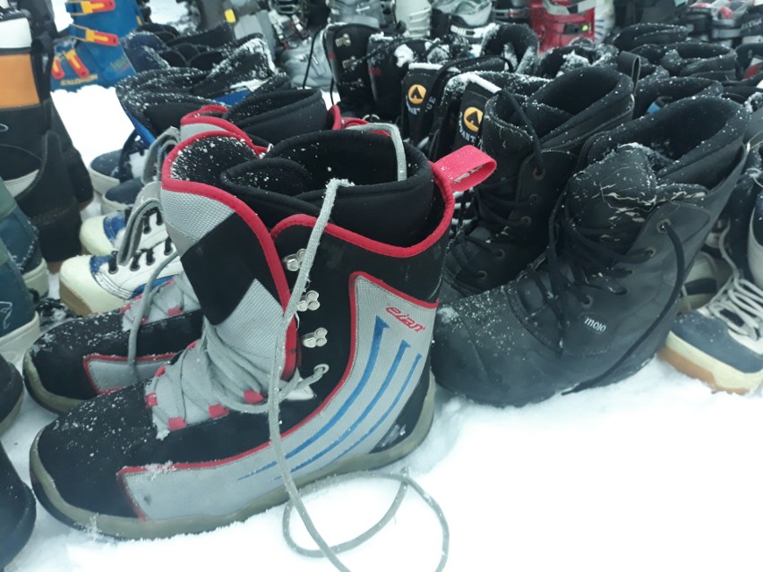 Łyżwy, narty i deski snowboardowe na niedzielnej giełdzie samochodowej na Załężu. Aut jak na lekarstwo [ZDJĘCIA]