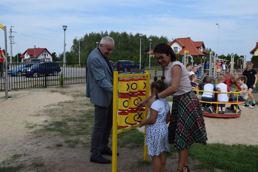 Nowy plac zabaw i strefa aktywności została otwarta w Gowarczowie [ZDJĘCIA]             