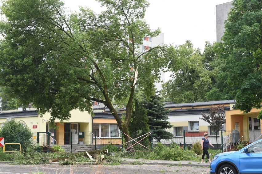 Toruń: Zalany parking podziemny i ulice, połamane konary drzew, zatrzymane tramwaje. Oto skutki burzy, która przeszła we wtorek nad Toruniem