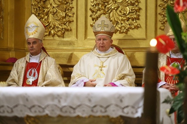 Biskup ordynariusz Kazimierz Ryczan wraz z biskupami Marianem Florczykiem oraz Kazimierzem Gurdą podczas uroczystej mszy świętej w kieleckiej katedrze.