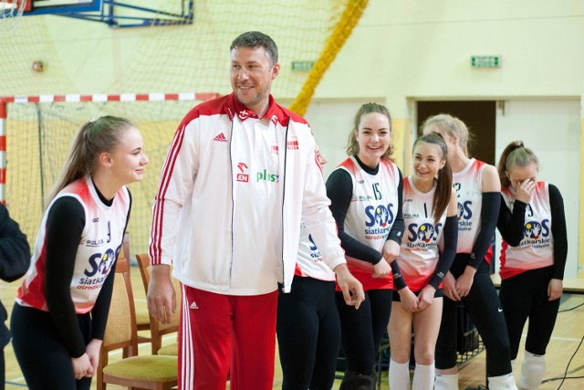 Były gracz kadry Polski Marcin Prus spotkał się w środę  z zawodniczkami słupskiej Akademii Piłki Siatkowej  SOS ze szkół podstawowych. Prus jest ambasadorem Siatkarskich Ośrodków Szkolnych i przeprowadzał zajęcia motywacyjne z młodzieżą.