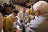 Wielki Czwartek w Katedrze Białostockiej. Umywanie nóg rozpoczyna Triduum Paschalne [ZDJĘCIA]