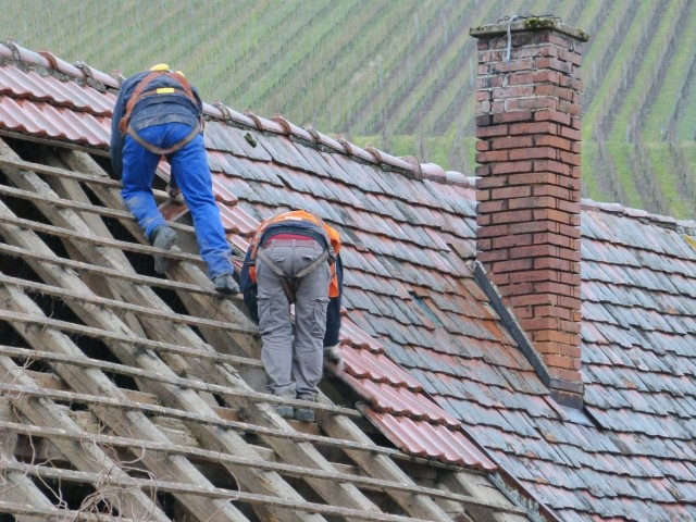 Remont dachu będzie przebiegał sprawniej, jeśli go dobrze zaplanujemy.