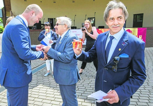 Uroczyste wręczenie kart seniora odbyło się na Dużym Rynku w Świeciu. Pierwszy odebrał swoją burmistrz Tadeusz Pogoda