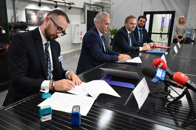 Łukasz Dziedzic – prezes spółki EkoEnergia w trakcie podpisywania z Tauronem umowy o współpracy.