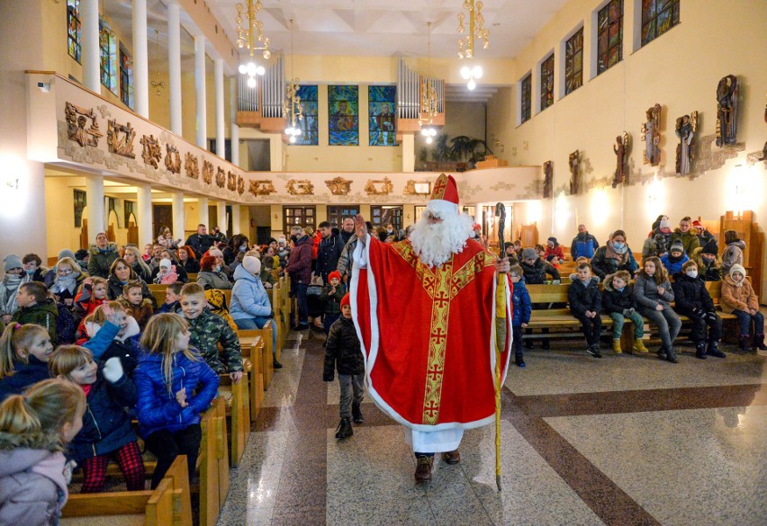 Mikołaj odwiedził dzieci na osiedlu Kmiecie w Przemyślu. Rozdał 200 paczek! [ZDJĘCIA]
