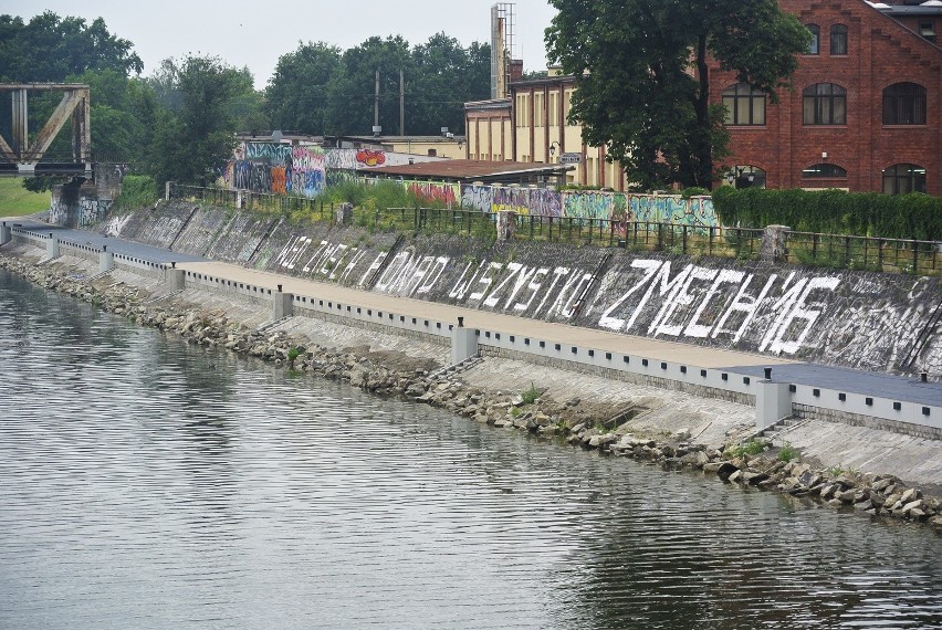 Ścieżka rowerowa pod mostami Warszawskimi. Stan na...