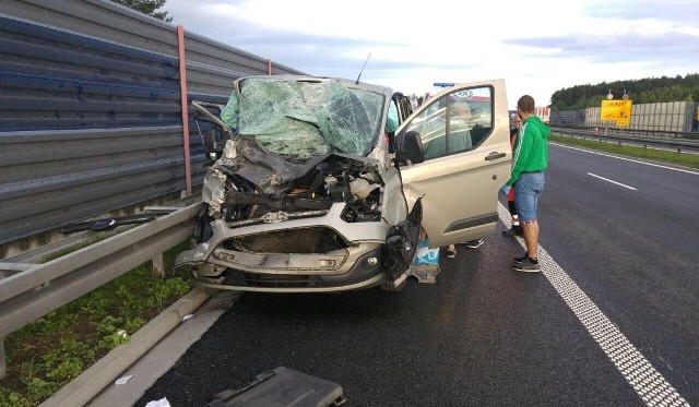 Do groźnego wypadku doszło na autostradzie w okolicach miejscowości Działowo na granicy powiatów chełmińskiego i wąbrzeskiego.