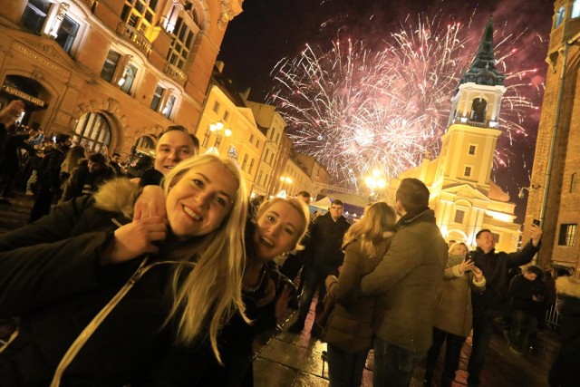 Jakie są najlepsze życzenia? Oczywiście te, które ułożymy sami. Nie każdy jednak to potrafi. Zobacz znalezione przez nas propozycje ciekawe propozycje życzeń noworocznych. Możesz je wysłać SMS-em, wrzucić na Facebooka albo wysłać korzystając z messengera.