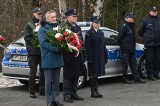 Uroczystości w rocznicę wprowadzenia stanu wojennego. Kwiaty pod tablicą na Areszcie Śledczym w Kielcach