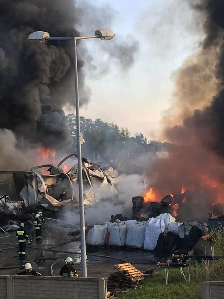 Pożar zakładu recyklingu w Myszkowie gasiło 35 zastępów...