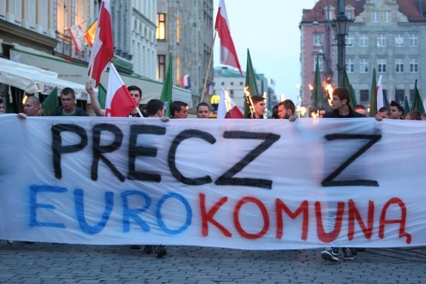 "Precz z eurokomuną" - 200 osób przeszło ulicami Wrocławia (ZDJĘCIA)