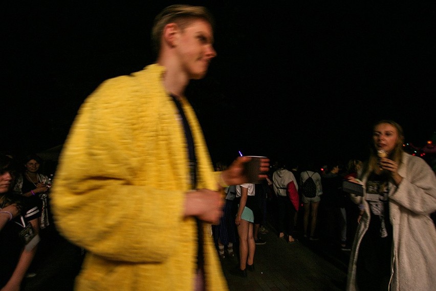 W nocy w pidżamach spacerowali po lesie. Tak wyglądał V Nocny Spacer Pidżamowców w Zielonej Górze [ZDJĘCIA]