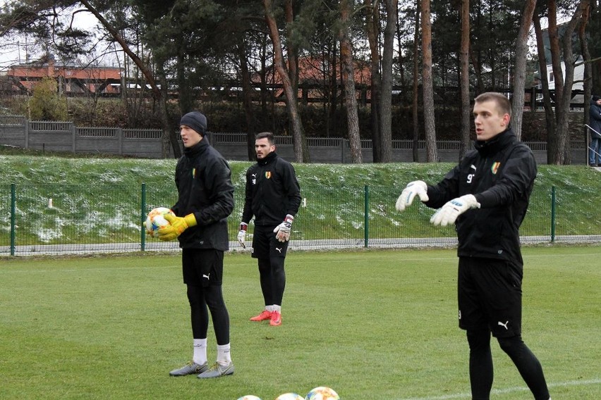 Korona Kielce szykuje się na Arkę Gdynia. Dwaj młodzi piłkarze na treningu. Piotr Pierzchała ćwiczył indywidualnie [ZDJĘCIA]