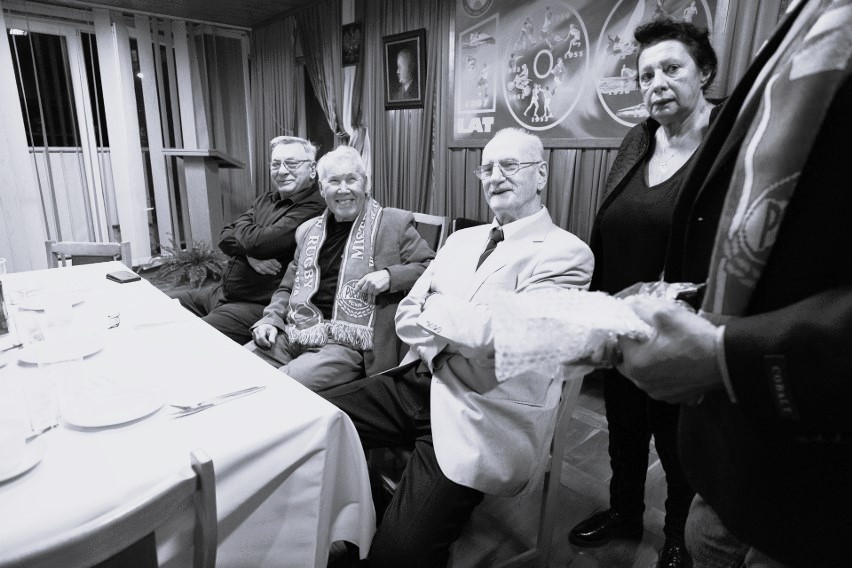 Kazimierz Olejniczak (z prawej) podczas spotkania z kolegami...
