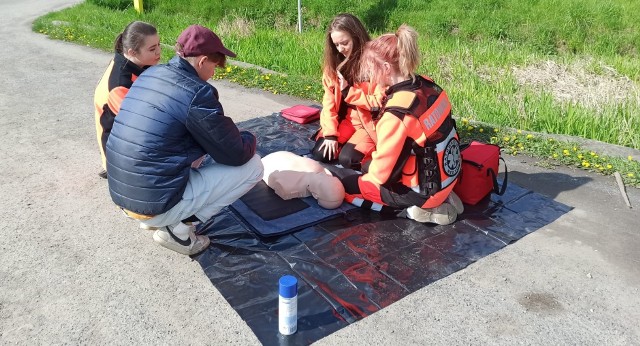 Policjanci wraz z uczniami PZ nr 6 o profilu ratownictwa medycznego, prowadzili akcję edukacyjną przy DK 28