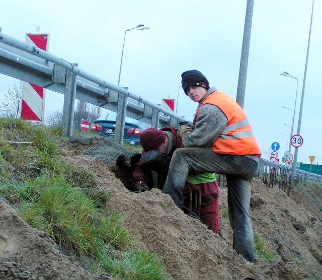 Robotnicy ze Stargardu w trakcie montowania podpór do  ekranów.